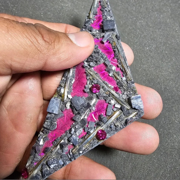 Abstartct Hand Made Artist Signed Artistic Brooch Pin Pink And Gray Triangular - Picture 5 of 11